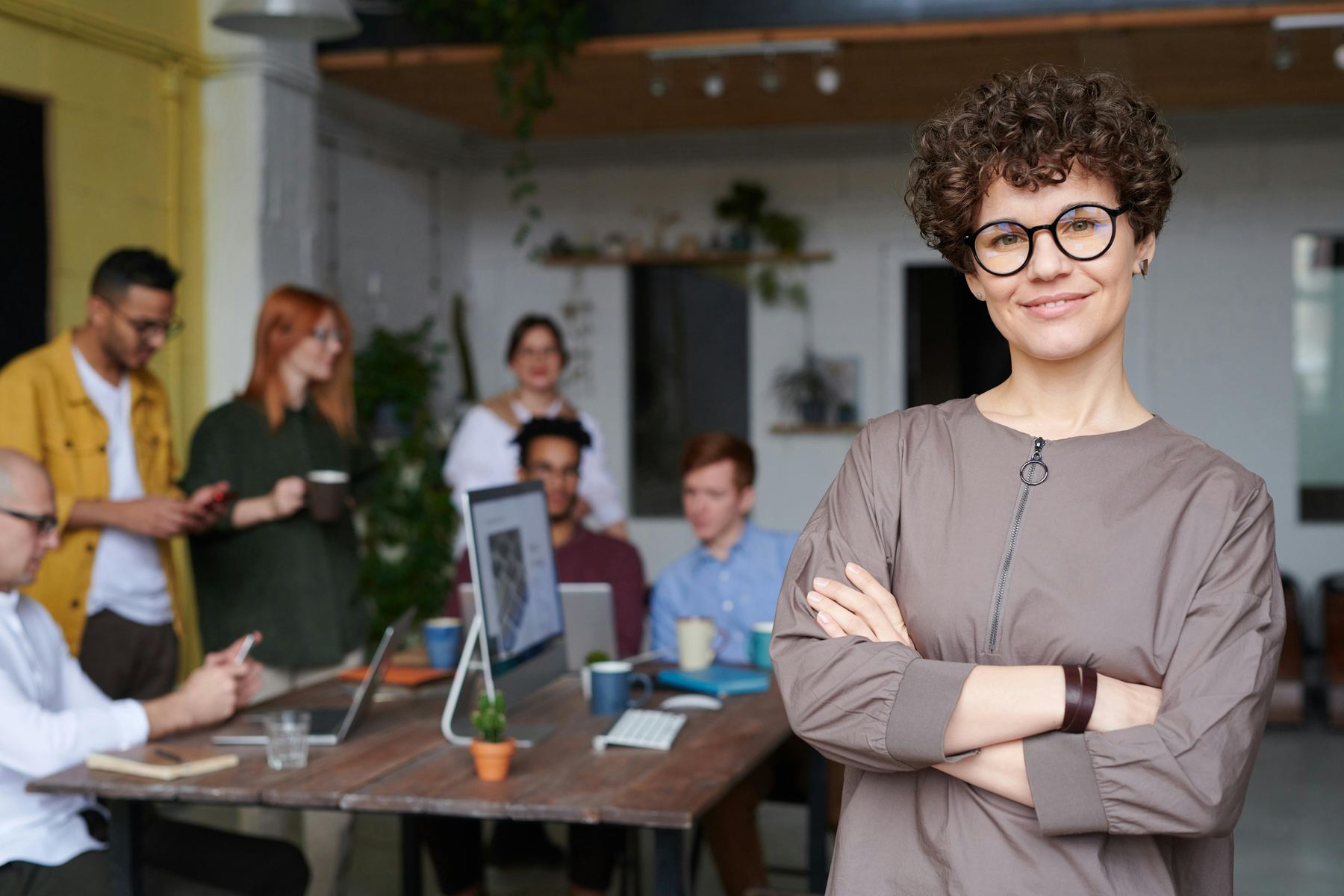 Une manager confiante dans son environnement de travail