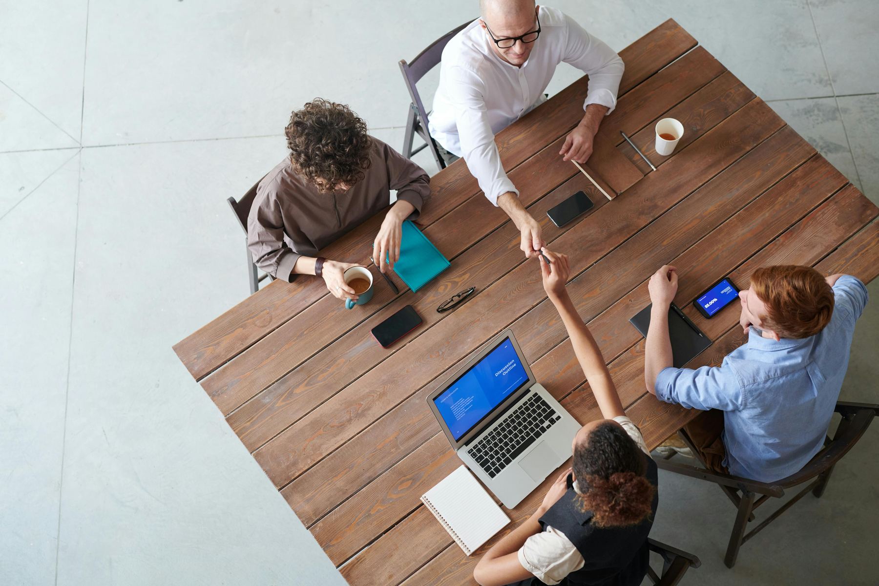 Échange de documents lors d'une rencontre professionnelle