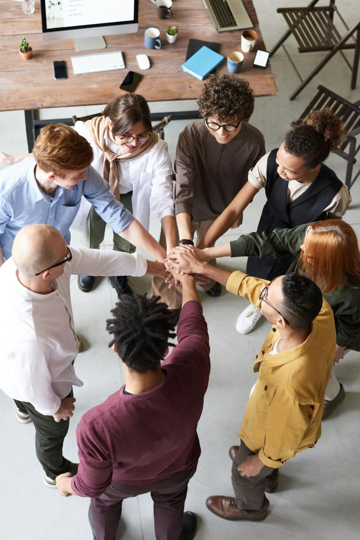 Une équipe de professionnels unissant leurs mains