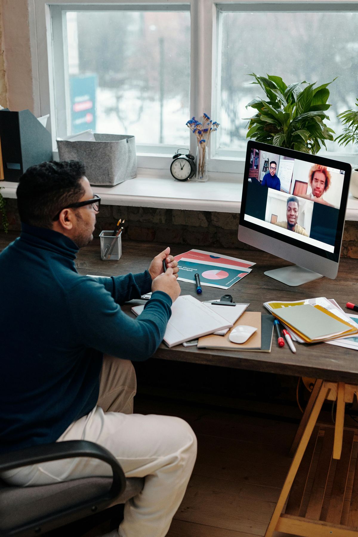 Collaborateur en réunion d'équipe à distance